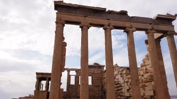 그리스 아테네의 아크로폴리스에 있는에 이온의 그리스 기둥들이 휘날리고 있습니다 — 비디오