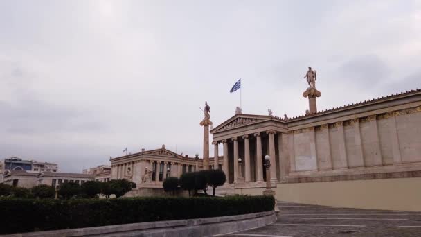 Akademin Aten Grekland Statisk Fasad Skott Med Viftande Grekisk Flagga — Stockvideo
