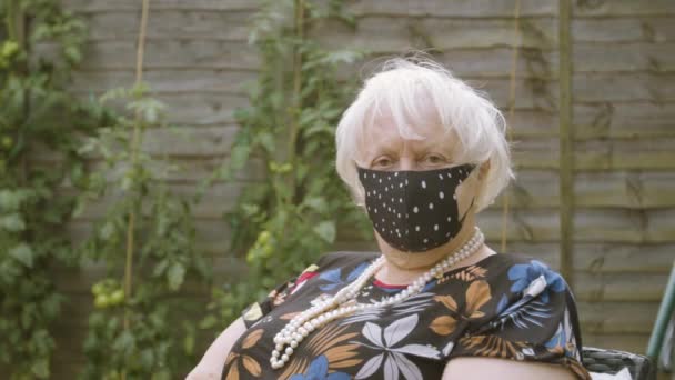 Starší Žena Puntíkovou Obličejovou Maskou Dívá Kamery Usmívá — Stock video