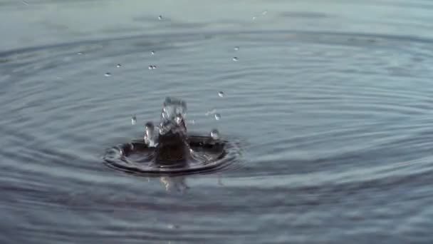 水面上の飛沫のスローモーション映像 — ストック動画