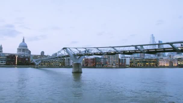 Millennium Bridge Time Lapse Med Pauls Bakgrunden Och Människor Surrar — Stockvideo