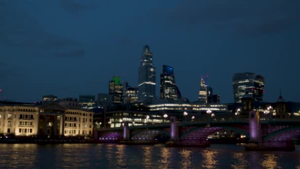 Лондон Темза Ночью Мост Освещается Высокие Здания Заднем Плане — стоковое видео