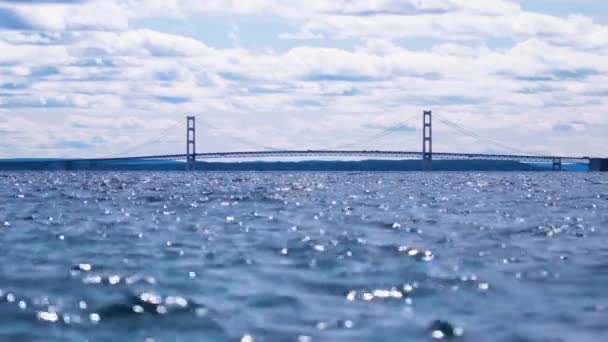 Ponte Makinac Belo Dia Verão Azul Ondas Brilham Luz Sol — Vídeo de Stock