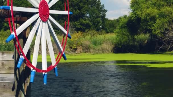 Dutch Water Wheel Langs Zomerdagstroom — Stockvideo