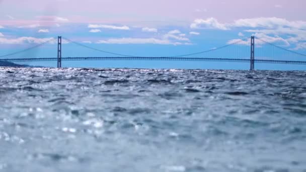 Makinac Bridge Teleaufnahme Von Der Insel Auf Der Anderen Straßenseite — Stockvideo