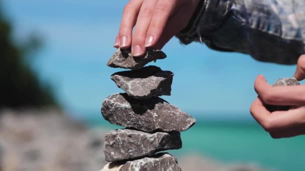 Woman Stacks Zen Stones Una Isla Esta Toma Captura Detalle — Vídeos de Stock