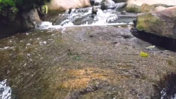 Rustige Watervallen Gevangen 10X Slow Motion Als Het Water Stroomt — Stockvideo
