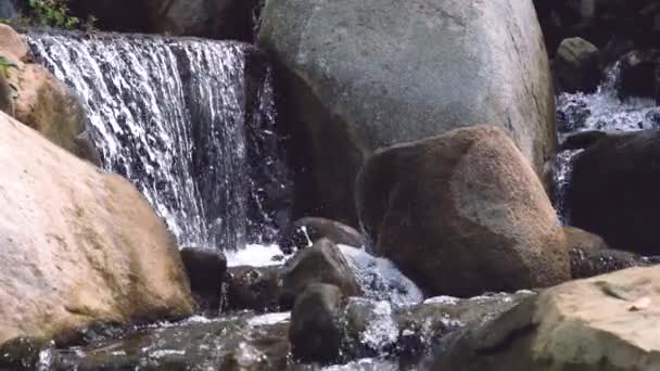 Une Chute Eau Écrase Éclabousse Les Gouttelettes Ralenti 10X — Video