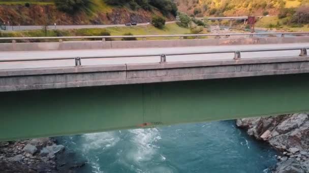 Drone Vliegen Door Rivier Auto Oversteek Brug — Stockvideo