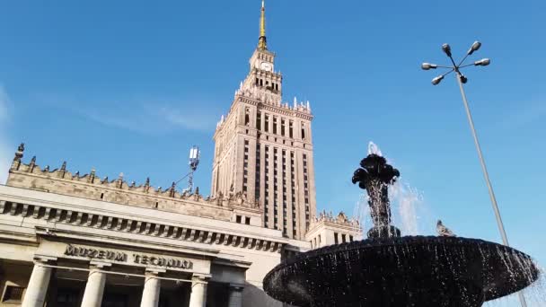 在波兰华沙 文化与科学宫的塔在美丽的静止不动的拍摄中 其前景是一个喷泉 — 图库视频影像