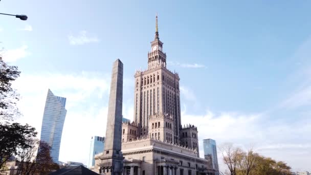 波兰华沙市的文化与科学宫 动作优美 带有摩天大楼的银枪射击 — 图库视频影像