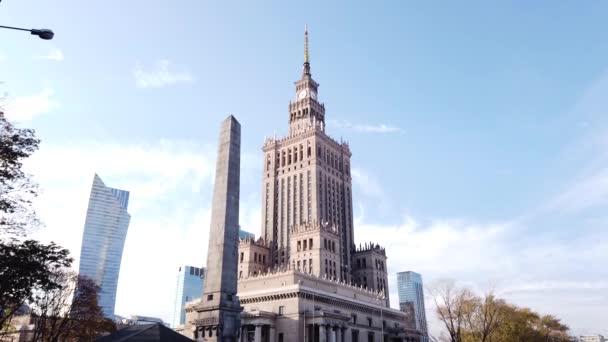 Palace Culture Science Vacker Rörelse Gimbal Skott Med Skyskrapa Bakom — Stockvideo