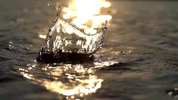 Powolny Ruch Rozbryzgu Wody Powierzchni Jeziora Przed Światłem Słonecznym — Wideo stockowe