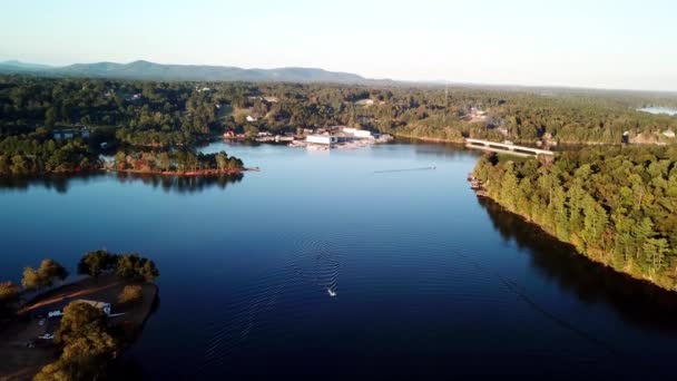 Hickory空湖 背景为山脉 Lake Hickory Lake Hickory North Carolina — 图库视频影像