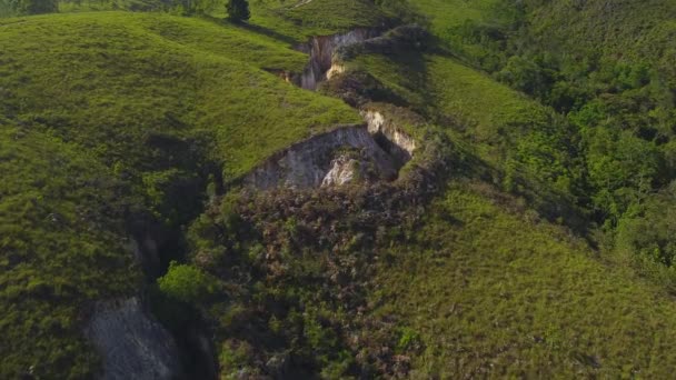 Drón Repül Természetes Repedések Található Egy Zöld Hegy Alatt Naplemente — Stock videók