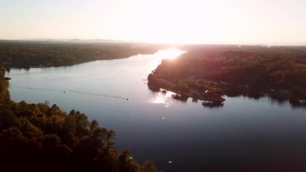 ヒッコリーノースカロライナ州ヒッコリーノースカロライナ州近くのカトーバ川沿いの湖ヒッコリーノースカロライナ州サンセット航空 — ストック動画