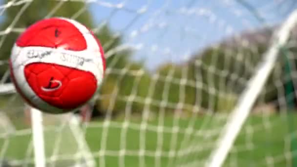 Fußball Ball Prallt Zeitlupe Ins Netz — Stockvideo
