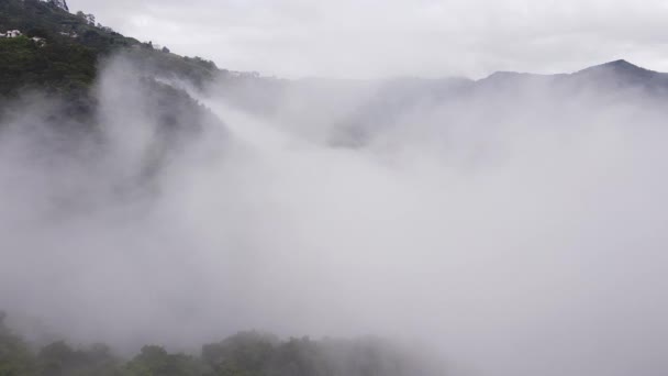 Drone Vuela Través Niebla Una Montaña — Vídeo de stock