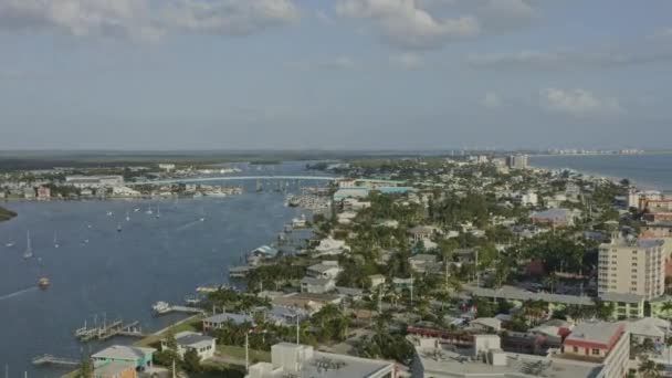 フォートマイヤーズビーチフロリダ航空V15パンメキシコ湾 海岸線のMatanzas Pass Bridgeの右のショット 3月2020 — ストック動画