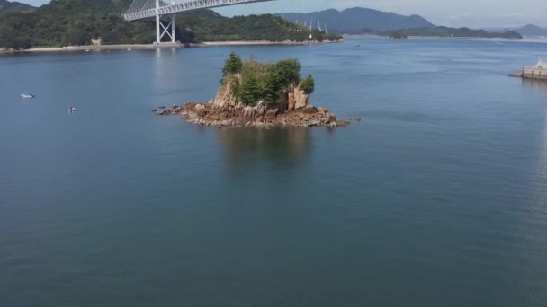 Inclinação Revelar Bela Ponte Sobre Mar Interior Japonês Shimanami Kaido — Vídeo de Stock