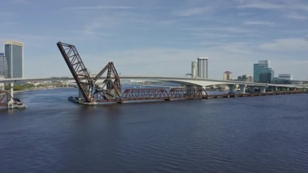 Jacksonville Florida Aerial Vasen Laukaus Rautatiesilta Moottoritiesilta Liikenne Ruuhka Aikana — kuvapankkivideo