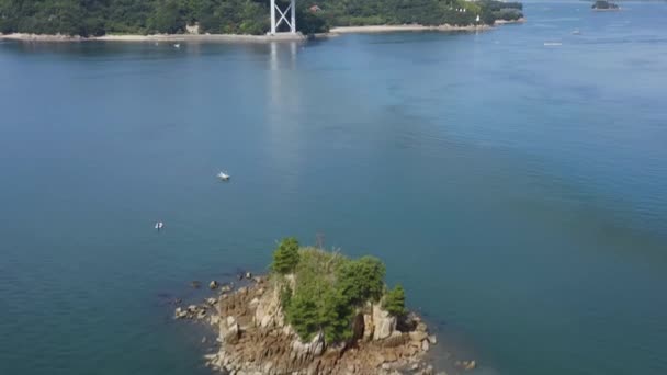 広島の橋で暖かい島の風景を明らかにする空中傾斜 — ストック動画