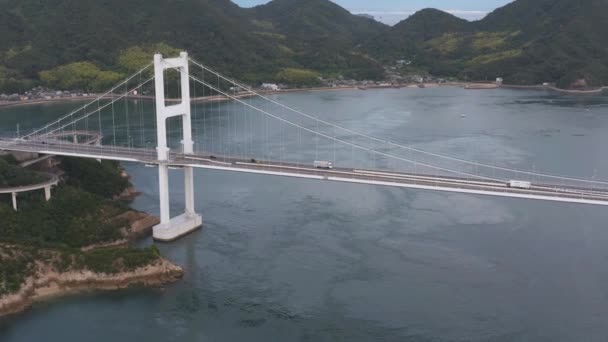 Fordon Färdas Över Kurushima Kaikyo Bridge Flygspårning Skott — Stockvideo
