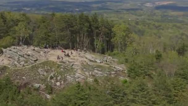 Pine Mountain Georgia Aerial Περιστρεφόμενη Βολή Κορυφής Και Δάσους Απρίλιος — Αρχείο Βίντεο