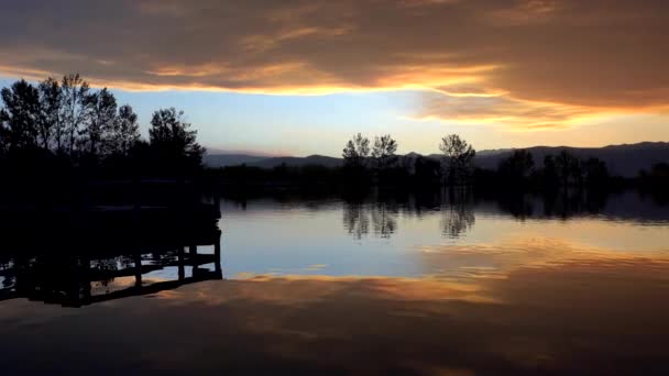 Riflessione Nuvole Colorate Sulla Superficie Del Lago — Video Stock