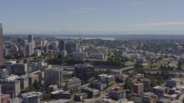 西雅图 华盛顿航空 第123版 位于市中心和埃利奥特湾的摩天大楼左边拍摄 2020年6月 — 图库视频影像