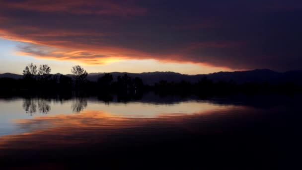 Riflessione Nuvole Colorate Sulla Superficie Del Lago — Video Stock