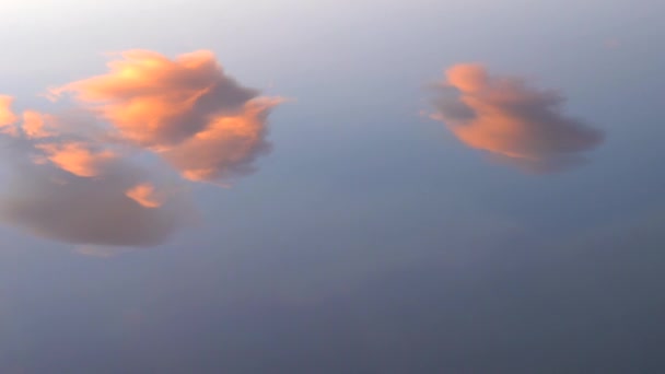 Riflessione Nuvole Colorate Sulla Superficie Del Lago — Video Stock