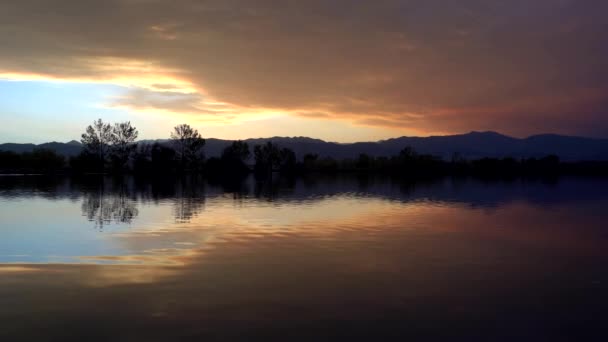 Reflexão Nuvens Coloridas Sobre Superfície Lago — Vídeo de Stock