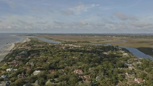 Sea Island Georgia Aerial Panning Shot Afar Pluent Coastal Neighborhood — Αρχείο Βίντεο