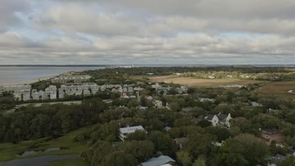 Simons Georgia Aerial Pan Left Shot Waterside Neighborhood Simons Sound — Vídeo de stock