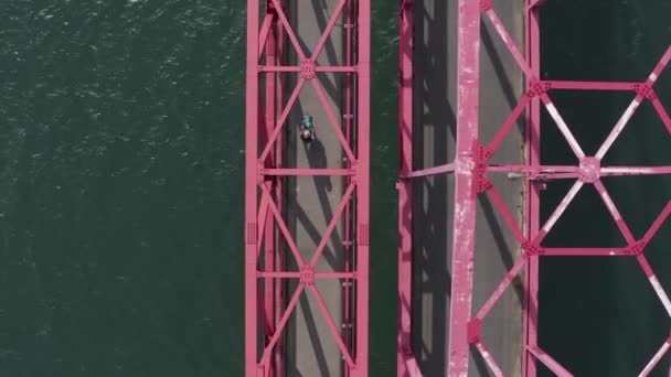 Велосипеды Через Красный Стальной Мост Сверху Вниз Aerial Хиросима Япония — стоковое видео