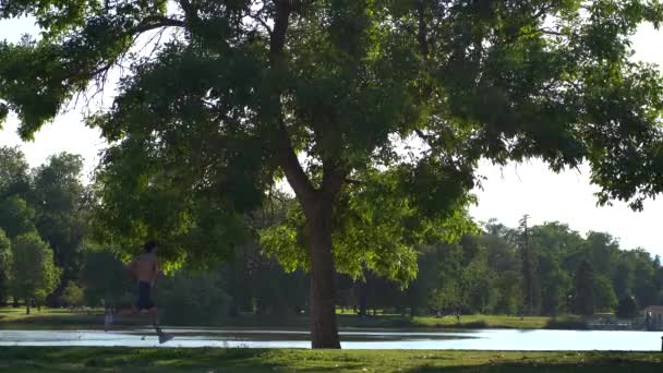 Człowiek Biegający Denver City Park — Wideo stockowe