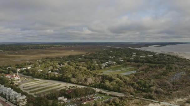 Simons Georgia Aerial Dolly Out Shot Waterside Neighborhood Coastline Março — Vídeo de Stock