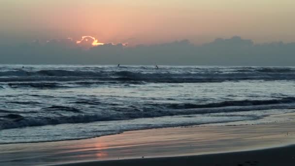 Zon Staat Het Punt Komen Boven Wolken Als Een Kleine — Stockvideo