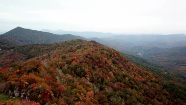 秋の色 葉色秋のNc山のバナーエルクNcの上 バナーエルクノースカロライナ州4K — ストック動画