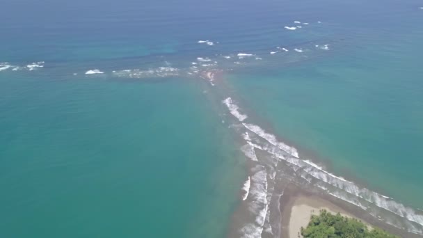 在涨潮的情况下 撤回对哥斯达黎加Uvita海滩鲸尾的无人驾驶飞机射击 — 图库视频影像