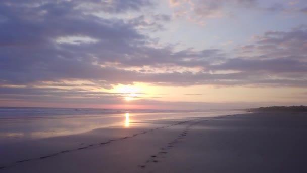 Rastreamento Tiro Passos Areia Praia Costa Rica Durante Belo Pôr — Vídeo de Stock