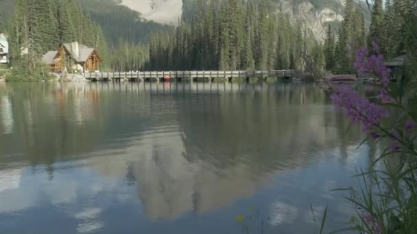Una Suave Cacerola Mostrando Cabaña Lago Esmeralda Columbia Británica — Vídeo de stock