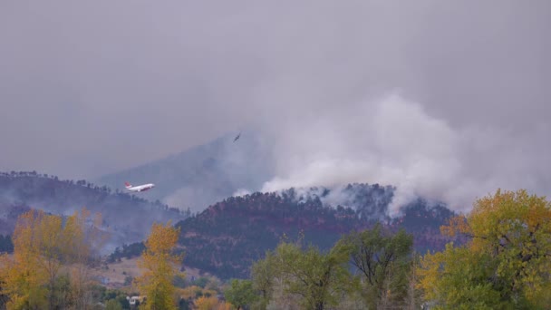 폭격기가 콜로라도 화재에서 하중을 내보내 2020 — 비디오