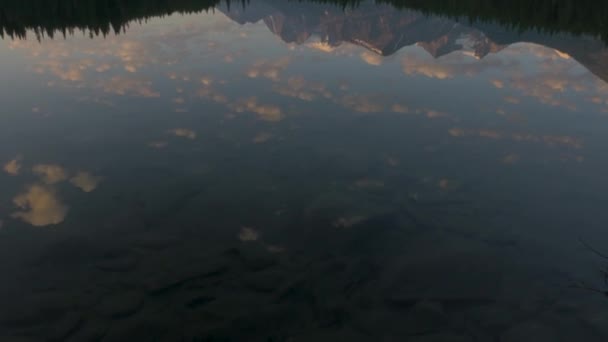 Mountain Range Reflection Herbert Lake Early Morning Calm Lake Waters — Stock Video