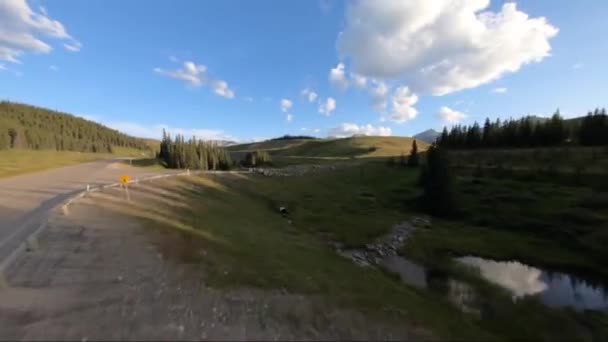 Ένα Drone Shot Από Μια Παλιά Εκφυλισμένη Πλευρά Της Χώρας — Αρχείο Βίντεο