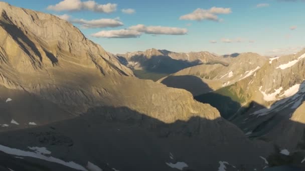 カナナスキスのスモッドウッドピークから見たバードウッド山 — ストック動画