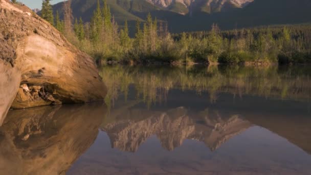Een Deel Van Drie Zusters Oriëntatiepunt Buurt Van Canmore Alberta — Stockvideo