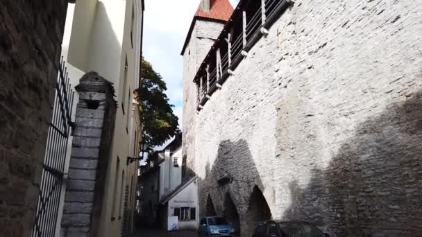 Belas Muralhas Castelo Cidade Velha Centro Tallinn Estónia Inclinação Disparada — Vídeo de Stock