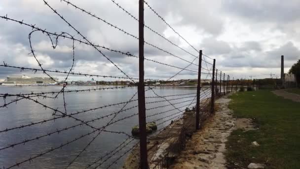 Символ Форми Серця Зроблений Колючого Дроту Паркані Язниці Таллінні Естонія — стокове відео